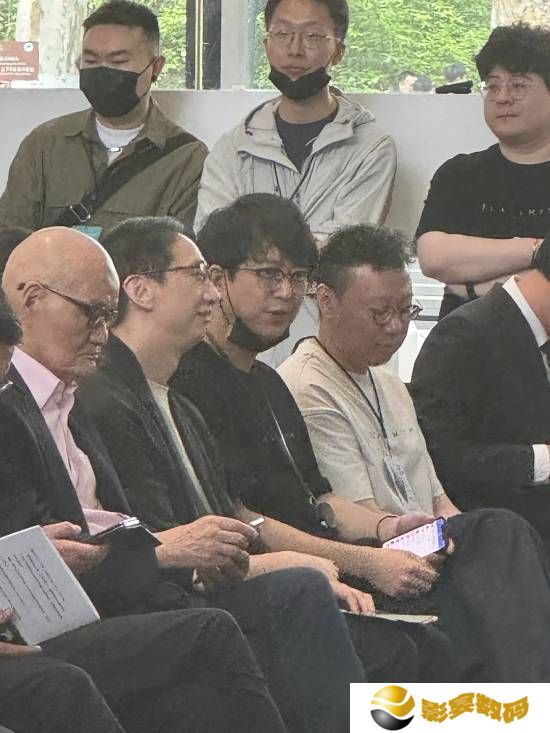 冯骥杨奇艺术展现场照曝光：口罩“焊死”在杨奇下巴上