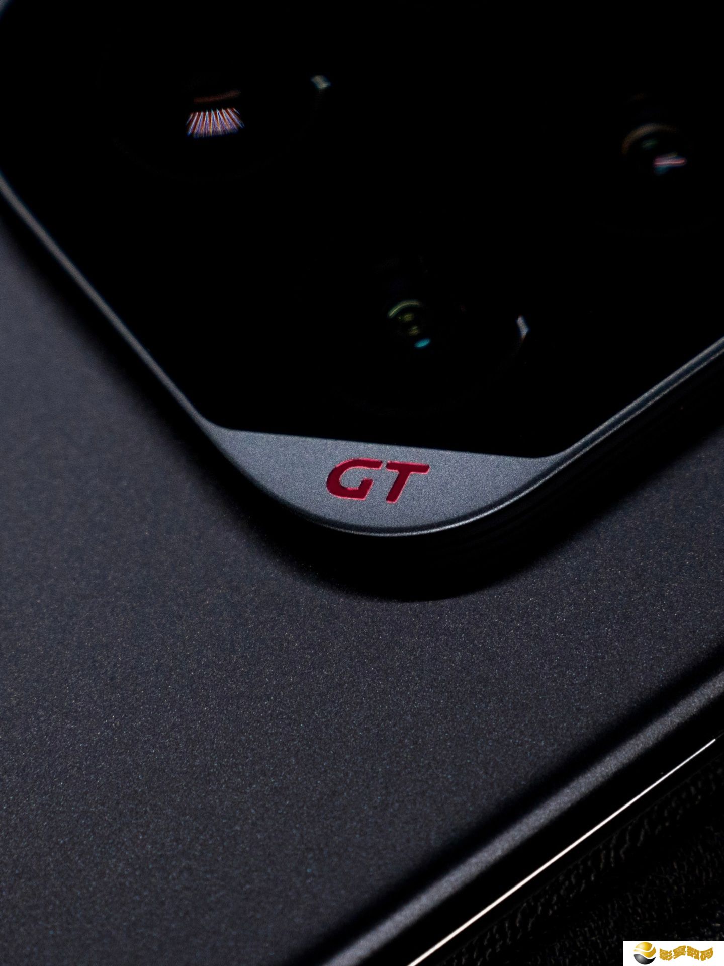 荣耀 GT Pro 手机以「打造最强性能旗舰」为目标，定位比标准版高两档