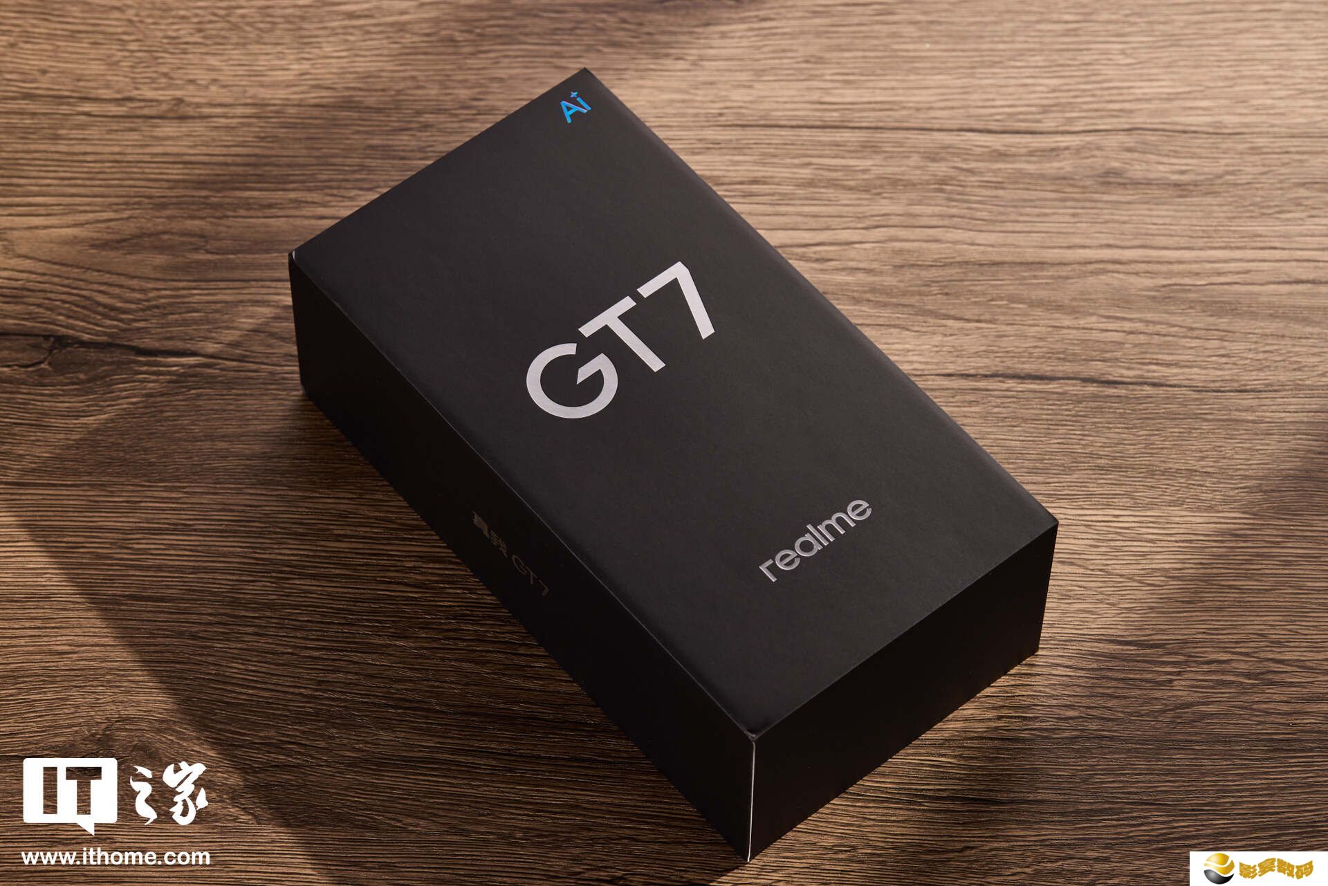 【IT之家图赏】真我GT7实拍：1.3mm 超窄边框，配 7200mAh 泰坦电池